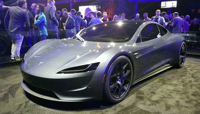 Un prototype de Tesla Roadster présenté lors d'un salon (photo d'archives)