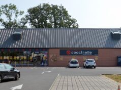 Carrefour rachète Codifrance, le grossiste des supérettes Coccinelle et CocciMarket, pour 152 millions d’euros : ce qui change pour les 3 100 magasins Façade d'un magasin Coccinelle à Auberville, en Normandie, en 2024
