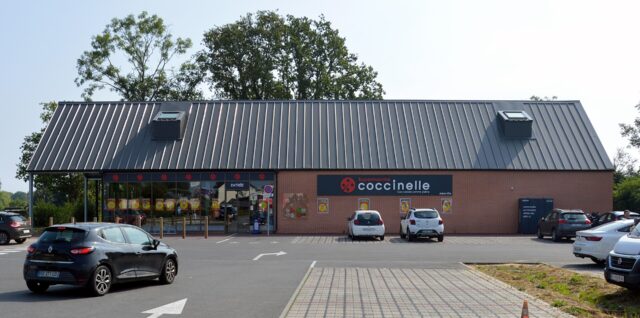 Façade d'un magasin Coccinelle à Auberville, en Normandie, en 2024 Façade d'un magasin Coccinelle à Auberville, en Normandie, en 2024