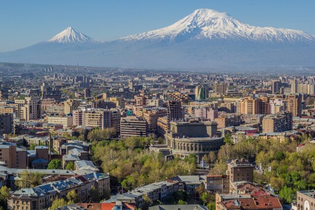 Vue d'Erevan, capitale de l'Arménie, avec le mont Ararat en arrière-plan Vue d'Erevan, capitale de l'Arménie, avec le mont Ararat en arrière-plan