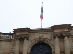 Violences du 17 octobre : Sébastien Lecornu demande des couvre-feux localisés dès ce soir et promet le chômage partiel à 100 % pour les salariés des 3 000 commerces touchés Portail de l'hôtel Matignon, résidence et lieu de travail du Premier ministre, rue de Varenne à Paris