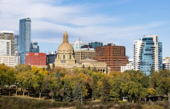 Canada : l’Alberta vote ce lundi sur un éventuel référendum d’indépendance de la province pétrolière Assemblée législative de l'Alberta à Edmonton, capitale administrative de la province pétrolière canadienne