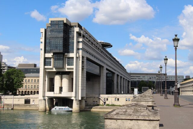 Bâtiment du ministère de l'Économie et des Finances à Bercy, Paris, où se tient la réunion avec les plateformes Bâtiment du ministère de l'Économie et des Finances à Bercy, Paris, où se tient la réunion avec les plateformes