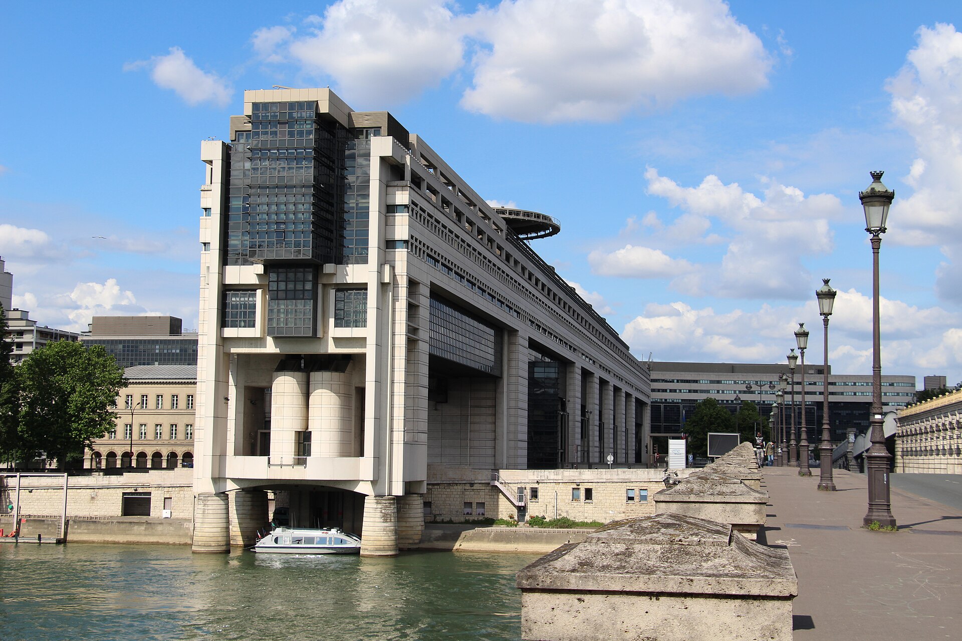 Bâtiment du ministère de l'Économie et des Finances à Bercy, Paris, où se tient la réunion avec les plateformes Bâtiment du ministère de l'Économie et des Finances à Bercy, Paris, où se tient la réunion avec les plateformes
