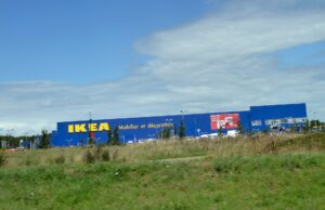 Ikea France veut supprimer jusqu’à 303 postes, surtout au siège, et en créer 100 : les syndicats dénoncent un plan paradoxal Façade bleue et jaune d'un magasin Ikea en France, à Rennes
