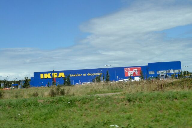 Façade bleue et jaune d'un magasin Ikea en France, à Rennes Façade bleue et jaune d'un magasin Ikea en France, à Rennes