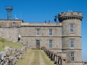 Épisode méditerranéen : la Lozère passe en orange, huit départements en vigilance mardi, Montpellier et Nîmes ferment leurs équipements Observatoire météorologique du mont Aigoual, dans les Cévennes, entre Gard et Lozère