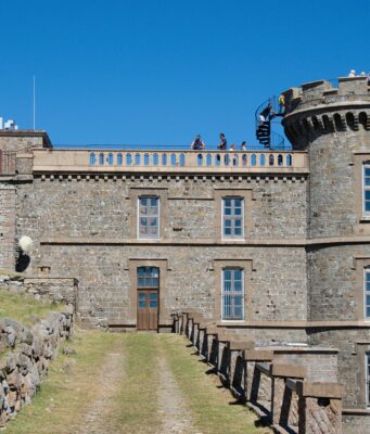 Épisode méditerranéen : la Lozère passe en orange, huit départements en vigilance mardi, Montpellier et Nîmes ferment leurs équipements Observatoire météorologique du mont Aigoual, dans les Cévennes, entre Gard et Lozère