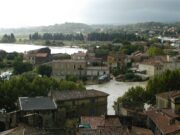 Épisode méditerranéen : le Gard et l’Hérault en vigilance orange dès 14 heures, jusqu’à 300 mm localement et un passage au rouge pas exclu Le Vidourle en crue à Sommières (Gard) lors des inondations de septembre 2002 (photo d'archives)
