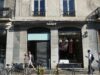 Pillages du week-end : plus de 2 000 commerces touchés selon les CCI, réunion d’urgence à Bercy avec banques et assureurs Vitrine de commerce brisée après des violences urbaines à Grenoble (photo d'archives)