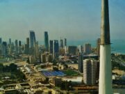 Diesel, Ormuz, investissements : Emmanuel Macron entame au Koweït une tournée de trois jours dans le Golfe Les Kuwait Towers et le front de mer de Koweït City, première étape de la tournée d'Emmanuel Macron dans le Golfe