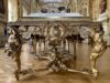 Un an après le casse du Louvre : la couronne d’Eugénie va être restaurée, les autres joyaux restent introuvables Une vitrine de la galerie d'Apollon au musée du Louvre, où étaient exposés les joyaux de la Couronne (photo d'archives)