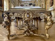Un an après le casse du Louvre : la couronne d’Eugénie va être restaurée, les autres joyaux restent introuvables Une vitrine de la galerie d'Apollon au musée du Louvre, où étaient exposés les joyaux de la Couronne (photo d'archives)