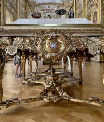 Un an après le casse du Louvre : la couronne d’Eugénie va être restaurée, les autres joyaux restent introuvables Une vitrine de la galerie d'Apollon au musée du Louvre, où étaient exposés les joyaux de la Couronne (photo d'archives)