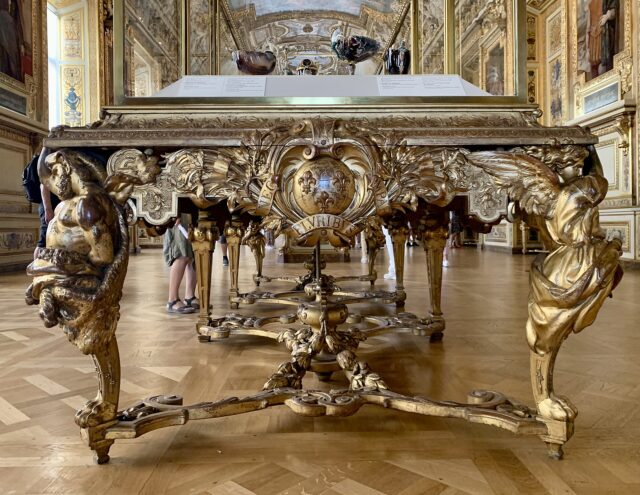 Une vitrine de la galerie d'Apollon au musée du Louvre, où étaient exposés les joyaux de la Couronne (photo d'archives)