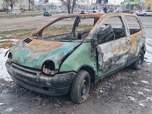 Une voiture incendiée sur la voie publique (photo d'illustration) Une voiture incendiée sur la voie publique (photo d'illustration)