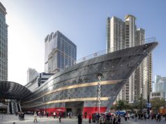 En Chine, la crise du luxe fait le bonheur du marché de l’occasion « The Louis », la boutique-paquebot de Louis Vuitton à Shanghai, en novembre 2025