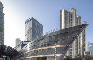 En Chine, la crise du luxe fait le bonheur du marché de l’occasion « The Louis », la boutique-paquebot de Louis Vuitton à Shanghai, en novembre 2025