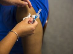Grippe et Covid-19 : une semaine après le lancement de la vaccination, pourquoi les autorités insistent pour ne pas attendre Une injection de vaccin contre la grippe (photo d'illustration)