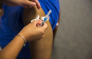 Grippe et Covid-19 : une semaine après le lancement de la vaccination, pourquoi les autorités insistent pour ne pas attendre Une injection de vaccin contre la grippe (photo d'illustration)