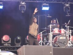 Youssou N’Dour à Bercy : retard, files d’attente et son coupé, le « roi du mbalax » refuse de quitter la scène Youssou N'Dour sur scène à la Fête de l'Humanité en 2025 (photo d'archives)