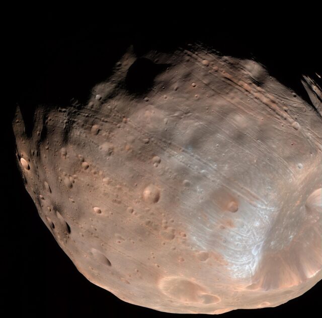 Phobos, la plus grande lune de Mars, photographiée par la sonde Mars Reconnaissance Orbiter de la NASA Phobos, la plus grande lune de Mars, photographiée par la sonde Mars Reconnaissance Orbiter de la NASA