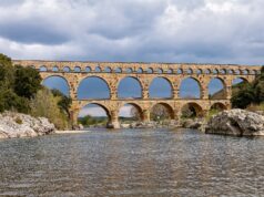 Vigilance orange : le Var passe aussi en alerte orages, le Gard restera sous la menace des crues jusqu’à mercredi Le Pont du Gard et le Gardon sous un ciel d’orage