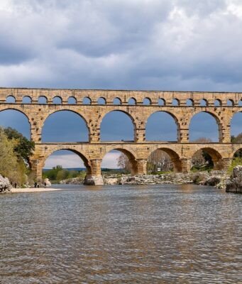 Vigilance orange : le Var passe aussi en alerte orages, le Gard restera sous la menace des crues jusqu’à mercredi Le Pont du Gard et le Gardon sous un ciel d’orage