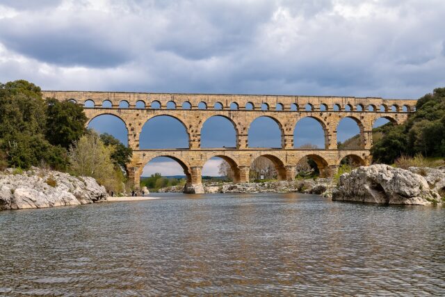 Le Pont du Gard et le Gardon sous un ciel d’orage