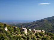 Vigilance rouge en Haute-Corse : jusqu’à 300 mm attendus, un mort dans les Bouches-du-Rhône et l’A9 coupée dans le Gard La plaine orientale de la Haute-Corse vue depuis les hauteurs d’Ampriani