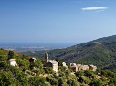 Vigilance rouge en Haute-Corse : jusqu’à 300 mm attendus, un mort dans les Bouches-du-Rhône et l’A9 coupée dans le Gard La plaine orientale de la Haute-Corse vue depuis les hauteurs d’Ampriani