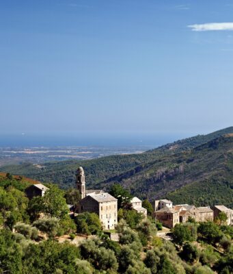 Vigilance rouge en Haute-Corse : jusqu’à 300 mm attendus, un mort dans les Bouches-du-Rhône et l’A9 coupée dans le Gard La plaine orientale de la Haute-Corse vue depuis les hauteurs d’Ampriani