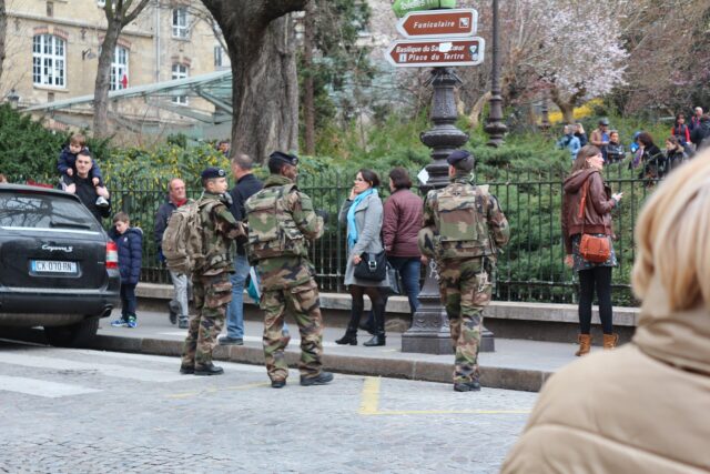 Des militaires en patrouille à Paris, au pied de la butte Montmartre Des militaires en patrouille à Paris, au pied de la butte Montmartre