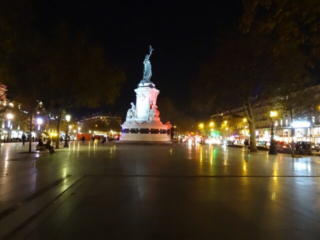 La place de la République à Paris, l'un des deux secteurs de la capitale placés sous couvre-feu (photo d'archives) La place de la République à Paris, l'un des deux secteurs de la capitale placés sous couvre-feu (photo d'archives)