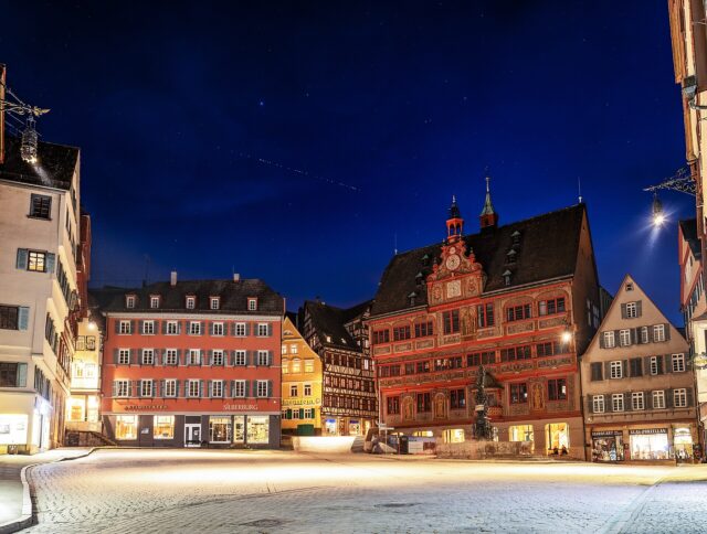 Un train de satellites Starlink visible dans le ciel nocturne au-dessus de Tübingen, en Allemagne