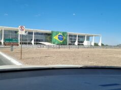 Brésil : à quatre jours du second tour, Lula et Flávio Bolsonaro demandent chacun à la justice électorale d’éliminer l’autre Le drapeau brésilien sur la façade du palais du Planalto, siège de la présidence à Brasília (photo d'archives)