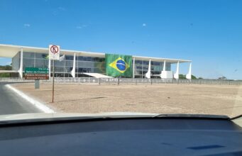 Brésil : à quatre jours du second tour, Lula et Flávio Bolsonaro demandent chacun à la justice électorale d’éliminer l’autre Le drapeau brésilien sur la façade du palais du Planalto, siège de la présidence à Brasília (photo d'archives)