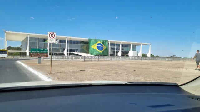 Le drapeau brésilien sur la façade du palais du Planalto, siège de la présidence à Brasília (photo d'archives) Le drapeau brésilien sur la façade du palais du Planalto, siège de la présidence à Brasília (photo d'archives)