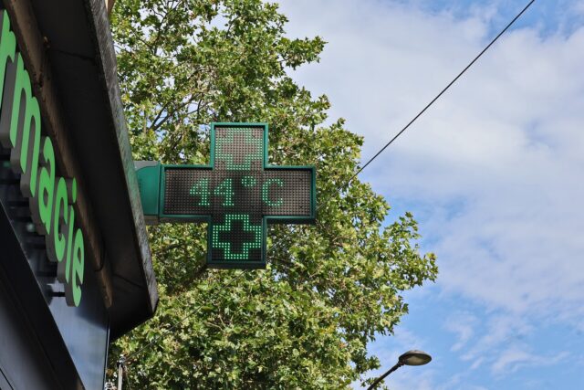 Une enseigne de pharmacie à Paris : La Rosée est distribuée dans plus de 11 000 officines (photo d'illustration)