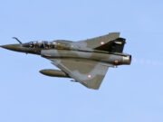 Crash du Mirage 2000D près de Nancy : un jeune pilote et un navigateur chevronné à bord, l’avion était en approche finale dans la nuit et le brouillard Un Mirage 2000D de l’armée de l’Air et de l’Espace, avion biplace d’attaque au sol