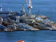 Base navale de Toulon : des drones inconnus ont survolé la rade pendant l’exercice Typhon, aucun n’a pu être intercepté Le porte-avions Charles de Gaulle dans la base navale de Toulon, survolée par des drones non autorisés en octobre