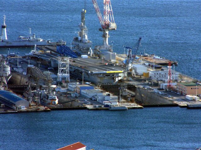 Le porte-avions Charles de Gaulle dans la base navale de Toulon, survolée par des drones non autorisés en octobre Le porte-avions Charles de Gaulle dans la base navale de Toulon, survolée par des drones non autorisés en octobre