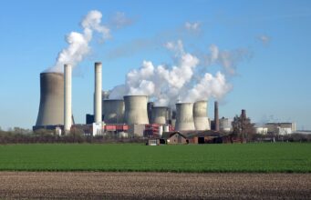 +2,6 °C malgré les promesses, +2,8 °C sans elles : à trois semaines de la COP31, l’ONU acte le dépassement inévitable du seuil de 1,5 °C La centrale à charbon de Niederaußem, en Allemagne, l’une des plus émettrices de CO2 d’Europe