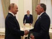 Saint-Pétersbourg : Poutine libère l’Américain Stephen Hubbard, 75 ans, au moment où Witkoff lui remet un projet d’accord de paix Vladimir Poutine et l’émissaire américain Steve Witkoff lors d’une rencontre au Kremlin en août 2025