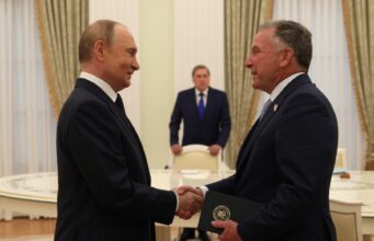 Saint-Pétersbourg : Poutine libère l’Américain Stephen Hubbard, 75 ans, au moment où Witkoff lui remet un projet d’accord de paix Vladimir Poutine et l’émissaire américain Steve Witkoff lors d’une rencontre au Kremlin en août 2025