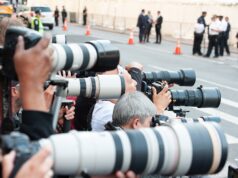 Getty Images en faillite : la famille fondatrice et Koch reprennent 100 % de l’agence, les actionnaires en Bourse repartent les mains vides Des photographes de presse alignés sur la Cinquième Avenue à New York lors du Met Gala 2026