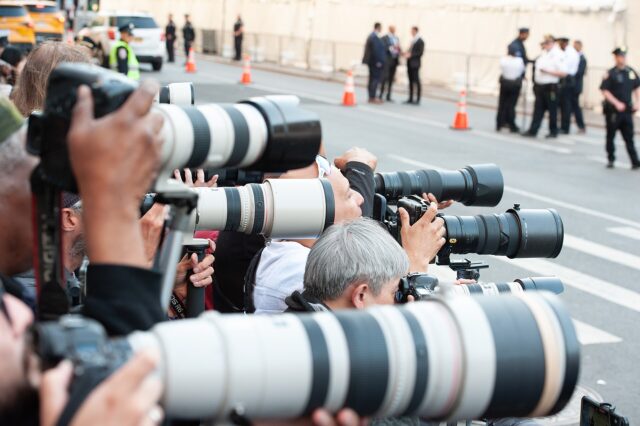 Des photographes de presse alignés sur la Cinquième Avenue à New York lors du Met Gala 2026 Des photographes de presse alignés sur la Cinquième Avenue à New York lors du Met Gala 2026