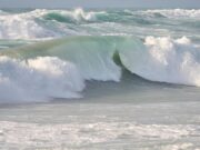 Tempête Austen : des rafales au-delà de 130 km/h attendues vendredi sur la Manche, la préfecture maritime demande de ne pas sortir en mer Une vague déferlante se forme lors d’une tempête sur la côte bretonne