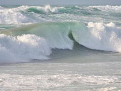 Tempête Austen : des rafales au-delà de 130 km/h attendues vendredi sur la Manche, la préfecture maritime demande de ne pas sortir en mer Une vague déferlante se forme lors d’une tempête sur la côte bretonne
