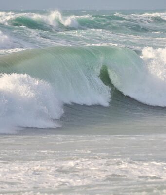 Tempête Austen : des rafales au-delà de 130 km/h attendues vendredi sur la Manche, la préfecture maritime demande de ne pas sortir en mer Une vague déferlante se forme lors d’une tempête sur la côte bretonne